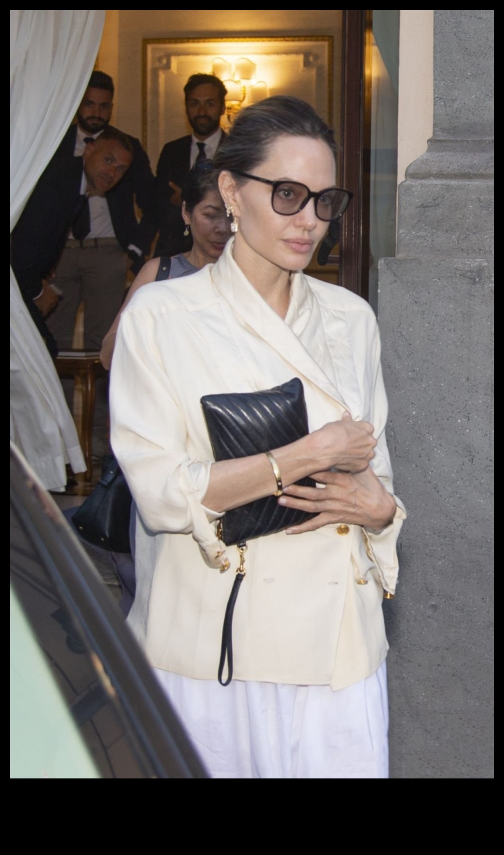 هوليوود شيك: ملابس المشاهير لجاذبية خالدة