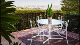 راحة منحوتة: الكشف عن جاذبية الجلوس في الهواء الطلق