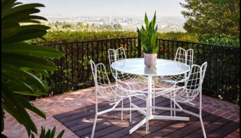 راحة منحوتة: الكشف عن جاذبية الجلوس في الهواء الطلق