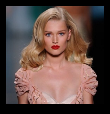 جاذبية القائمة الأولى: أزياء المشاهير تلهم عشاق الموضة