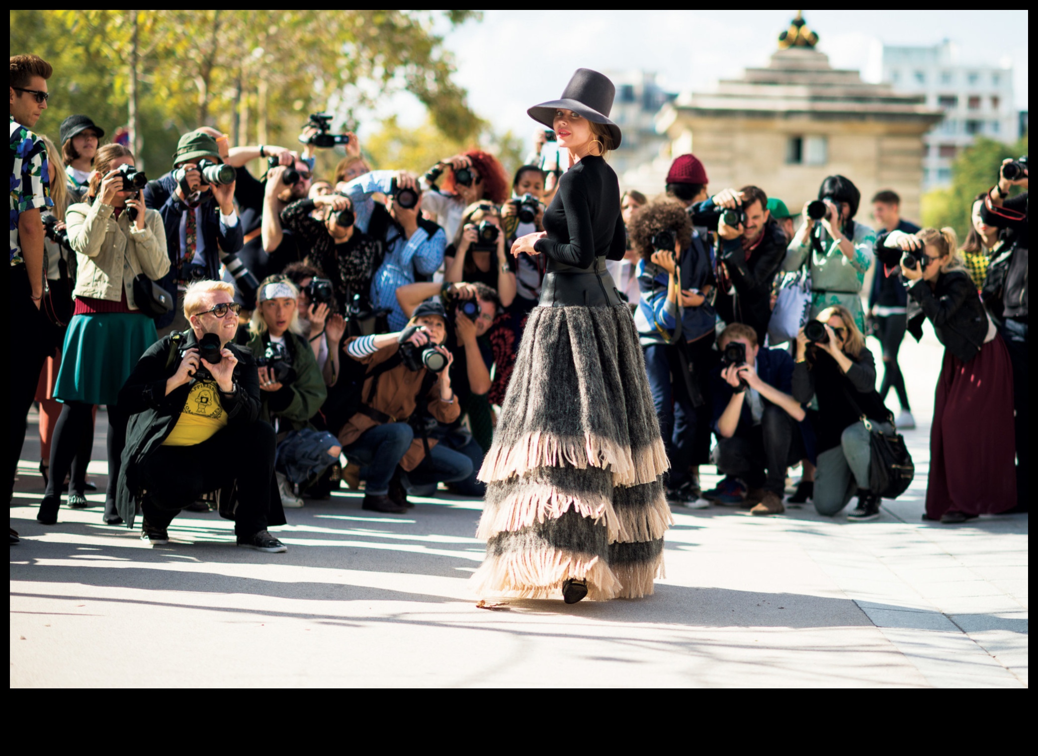 جاذبية القائمة الأولى: أزياء المشاهير تلهم عشاق الموضة