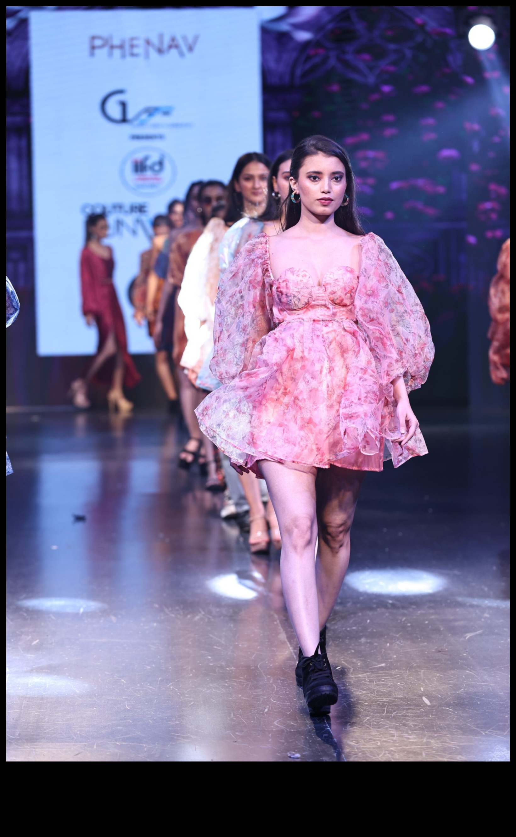 Runway Reverie Redux: إعادة النظر في الأحلام بلغة الموضة